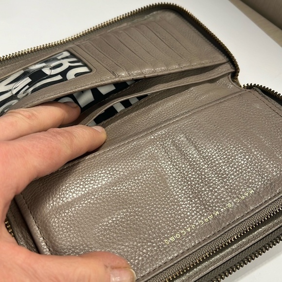 Marc by Marc Jacobs Zip Around Long Clutch Wallet - Picture 9 of 10